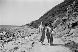 Motiv: Skåne, Kullen, (ingen anteckning) ;
Människor går på 