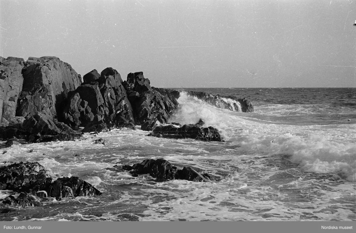 Motiv: Skåne, Kullen, Mölle;
En häst går upp ur vattnet, en man håller upp ett knippe med fisk, fåglar går i gräset, detalj av hustak.

Motiv: Skåne, Kullen, Storm vid Kullens fyr;
Landskapsvy med klippor och hav, pojkar med cyklar med packning, en man och en kvinna med cyklar med packning, en kvinna skalar potatis, porträtt av en kvinna, två kvinnor går på en stig, skylt "Tobaksrökning är inom härvarande furu ochgranskogar samt ljungmarker förbjuden från den 1 April till den 1 Oktober vid 25 kronors vite. Lösgående hund får icke medtagas", en kvinna går över en stenmur, landskapsvy med ängar, två kvinnor går på en gata med hus.
