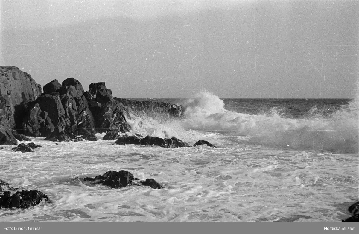 Motiv: Skåne, Kullen, Mölle;
En häst går upp ur vattnet, en man håller upp ett knippe med fisk, fåglar går i gräset, detalj av hustak.

Motiv: Skåne, Kullen, Storm vid Kullens fyr;
Landskapsvy med klippor och hav, pojkar med cyklar med packning, en man och en kvinna med cyklar med packning, en kvinna skalar potatis, porträtt av en kvinna, två kvinnor går på en stig, skylt "Tobaksrökning är inom härvarande furu ochgranskogar samt ljungmarker förbjuden från den 1 April till den 1 Oktober vid 25 kronors vite. Lösgående hund får icke medtagas", en kvinna går över en stenmur, landskapsvy med ängar, två kvinnor går på en gata med hus.