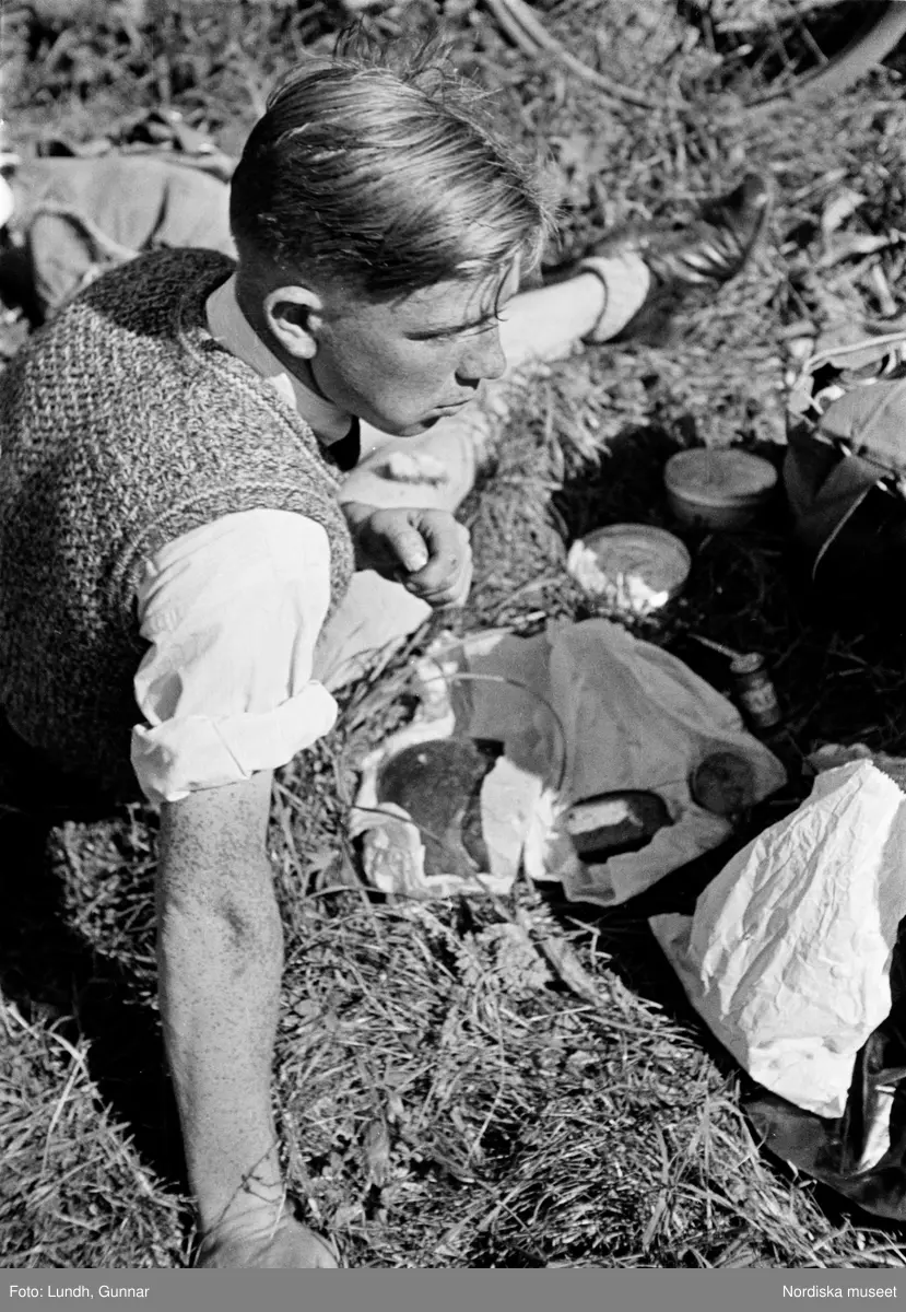 Motiv: Skåne, Kullen, (ingen anteckning) ;
Människor går på en stig, tre kvinnor ligger på en klippa, porträtt av två kvinnor varav en är "frk Zapel", två pojkar utanför ett tält, exteriör av Peter P Lundhs ateljé och butik, porträtt av en kvinna, en parkerad buss.

Motiv: Skåne, Kullen, (ingen anteckning) ;
Landskapvy med människor på en strand, porträtt av två kvinnor som sitter på klippor.