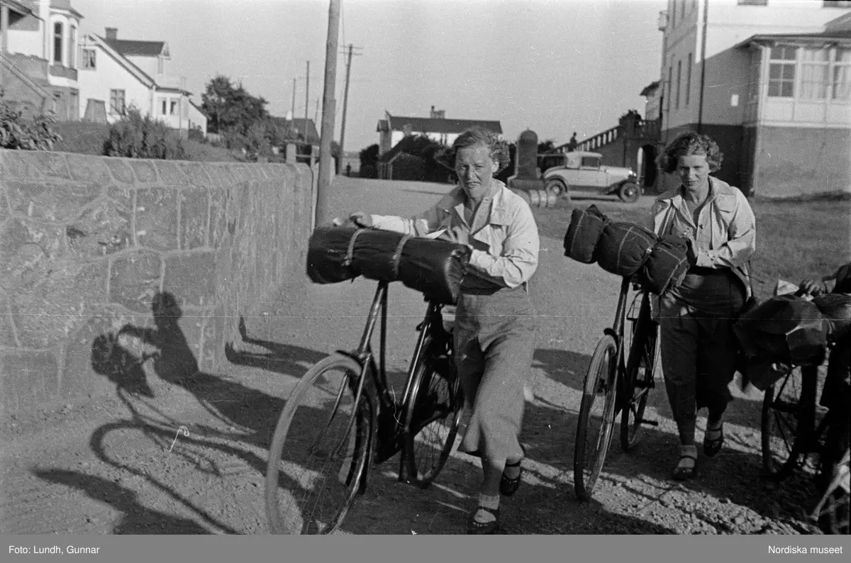 Motiv: Skåne, Kullen, Mölle;
En häst går upp ur vattnet, en man håller upp ett knippe med fisk, fåglar går i gräset, detalj av hustak.

Motiv: Skåne, Kullen, Storm vid Kullens fyr;
Landskapsvy med klippor och hav, pojkar med cyklar med packning, en man och en kvinna med cyklar med packning, en kvinna skalar potatis, porträtt av en kvinna, två kvinnor går på en stig, skylt "Tobaksrökning är inom härvarande furu ochgranskogar samt ljungmarker förbjuden från den 1 April till den 1 Oktober vid 25 kronors vite. Lösgående hund får icke medtagas", en kvinna går över en stenmur, landskapsvy med ängar, två kvinnor går på en gata med hus.