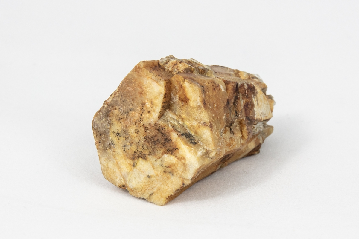 Ett mineral med sexkantig kristallform. Den formen är tydlig i detta exemplar. Det som glittrar är vit glimmer.  Beryll används bland annat till smycken och kan ha flera olika färger som den får av olika orenheter. En extremt klar, genomskinlig variant som är grön kallas smaragd, akvamarin om den är blå, bixbit om den är röd och heliodor om den är gul. Exemplaret kommer från Italien och ingår i Adolf Andersohns samling.

Bergart/Fossil/Mineral: beryll
Varietet: 
Klassificering: silikat
Paragenes: beryll xx, glimmer

Land: Italien
Fyndplats: okänd

Stuffen ingår i samlingen från Adolf Andersohn.

Mått och vikt: lös xx; 25x 25x 50 mm, 53.69 g