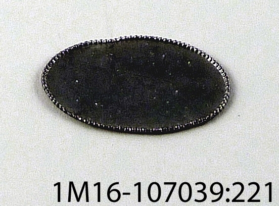 Bricka till dockskåp, oval, i silverfärgad metall.  Märkt undertill "MADE IN GERMANY".