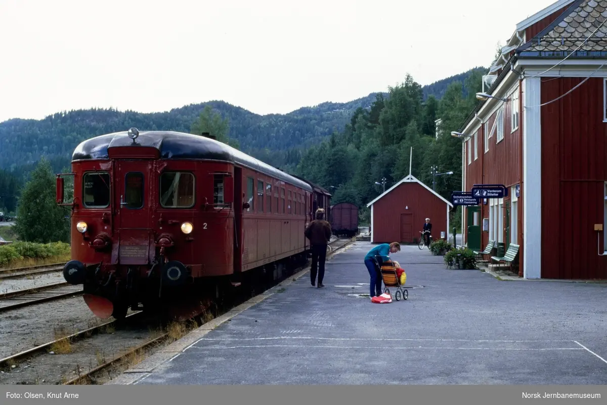 Dieselmotorvogn BM 86 20 med persontog fra Kongsberg på Rødberg stasjon