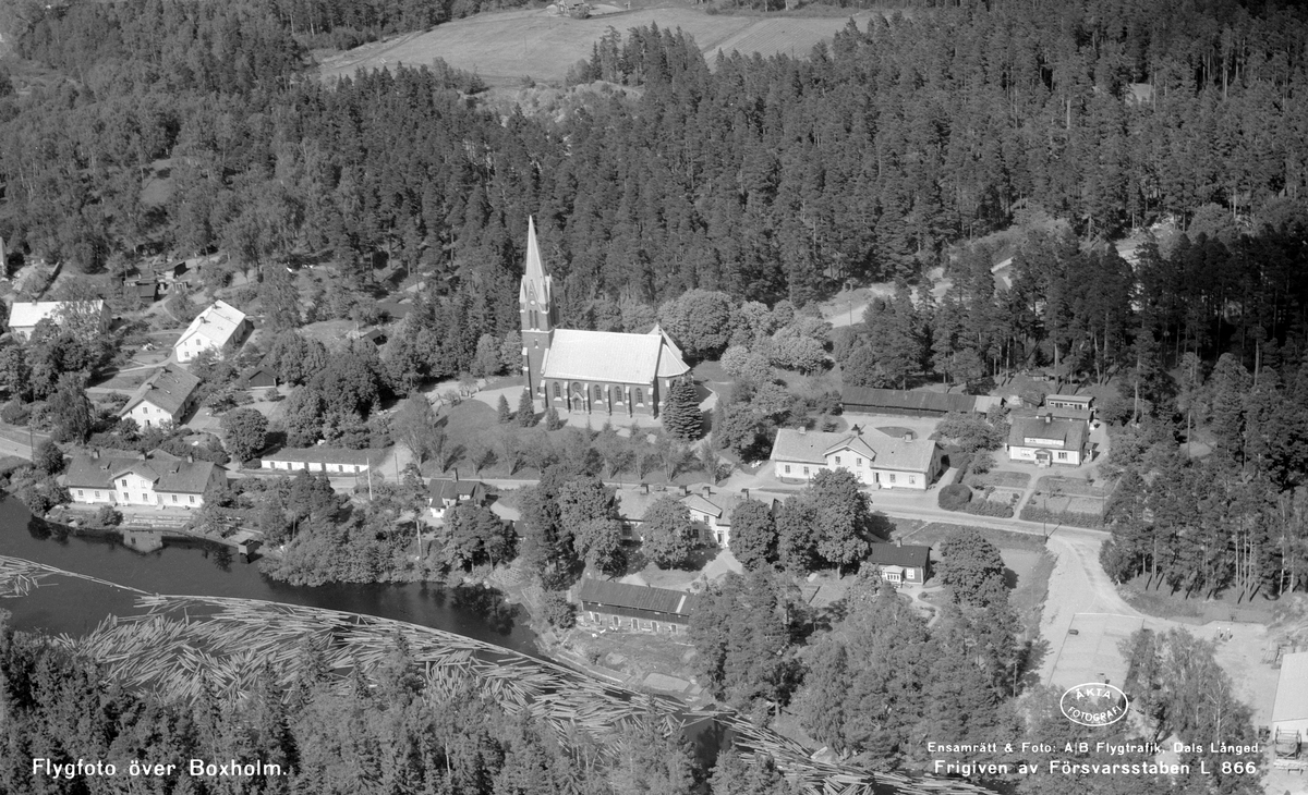 Flygfoto över Boxholm. Ortens kyrka uppfördes på initiativ av Boxholms bruk 1895–97. Ritningarna hade upprättats av arkitekten Gustaf Petterson. Kyrkans särpräglade exteriör förklaras av valet av slaggsten som byggnadsmaterial. Slaggen hämtades från vällugnen vid Boxholms bruk och enligt uppgift gick det åt omkring 200 000 slaggstenar för kyrkans tillblivelse.