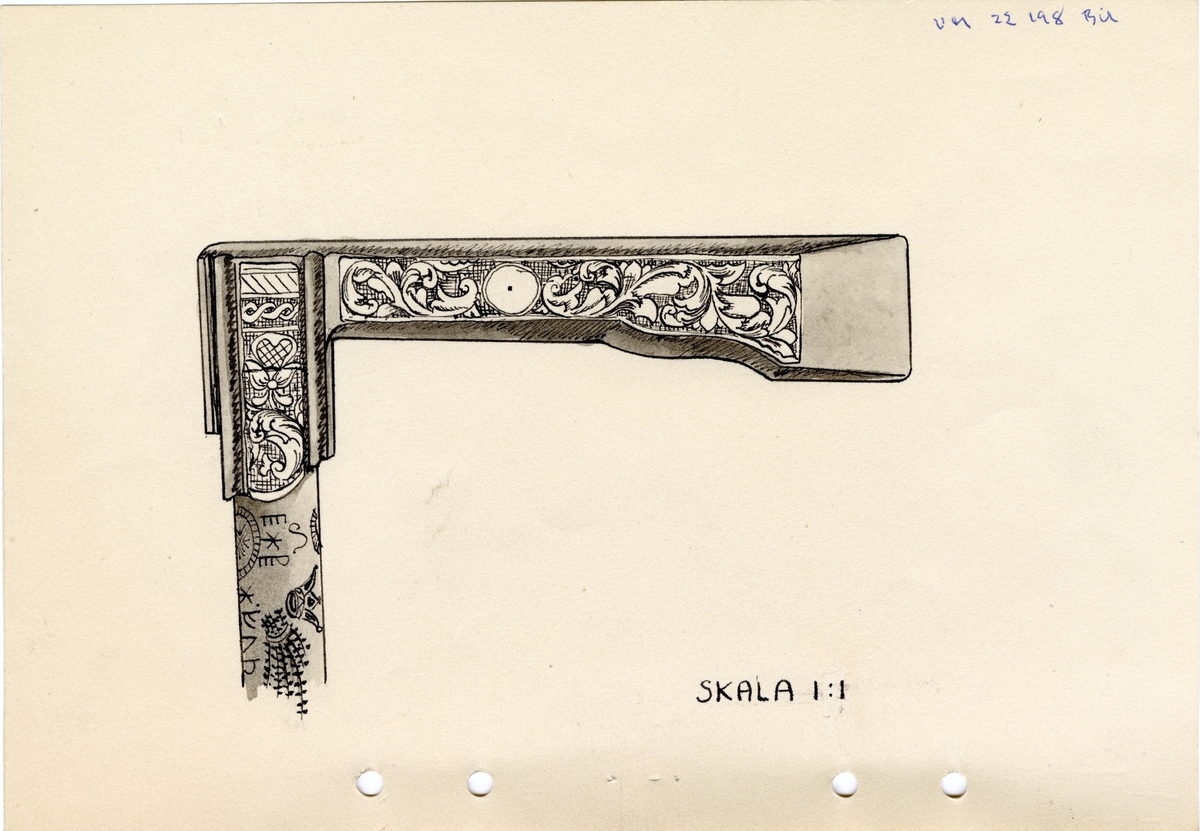 Av trä, med yxhuvud av pärlemorinlagd metall. Längs staven en runkalender med gyllental från och med 1795.
Mått: Yxa 135 mm.