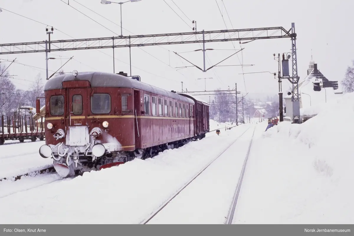 Dieselmotorvogn BM 86 25 med persontog til Rødberg på Kongsberg stasjon