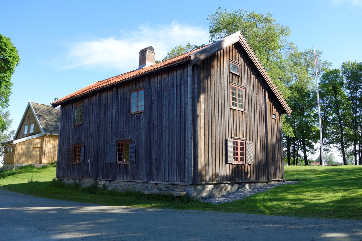 Bolig Bjørklund, fra 1750. Flyttet til Skedsmo prestegård i 1830 og brukt som drengestue