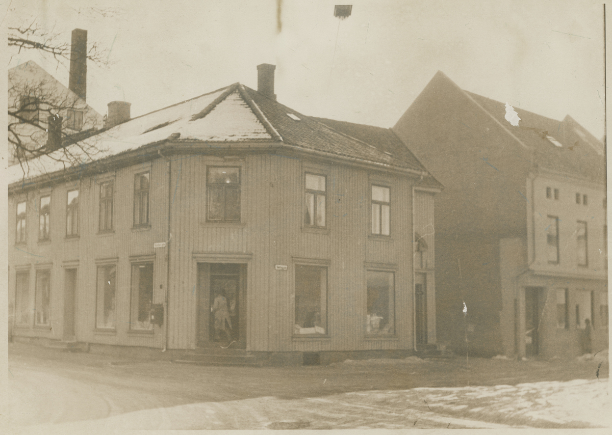 Fotograf har stått i krysset Fleischers gate, Kirkegata og Værlegata.  
Detaljer: Værlegata til høyre, Fleischers gate i front, inngang til meieriutsalg.
Historikk: Alle bygningene på bildet tilhørte meieriet. Alt er revet i dag. 
Moss Telegrafsentral holdt til i andre etasje.