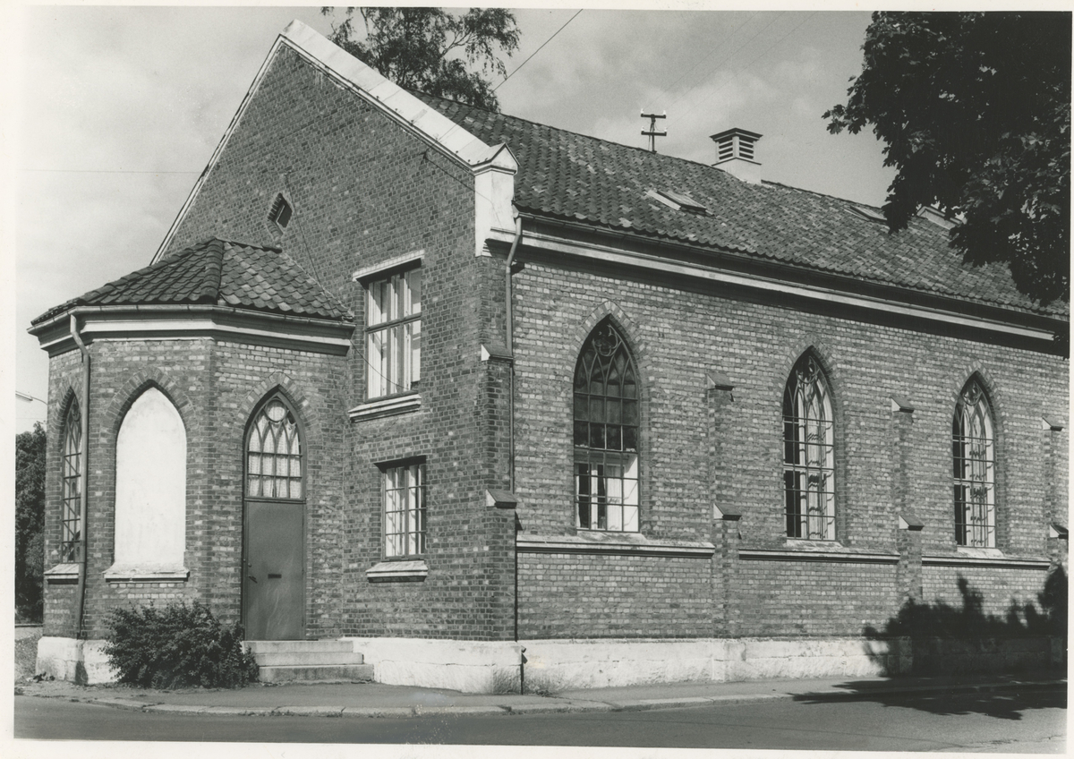 Fotograf har stått på motsatt side av Kirkegata.
Detaljer: Originale nygotiske vinduer og byggestil.
Historikk: Utstikkeren til venstre ble revet i 1993 for bedre plass til rundkjøringen på Kransen. Bygningen går under navnet "Arena" i dag.

Bilde 2
Fotograf har stått inne i bedehuset.
Detaljer: Alter, alterlys, sitteplasser.
Historikk: Bygningen ble oppført av moss Indremisjon i 1889. Tegnet av arkitekt Ragnar Dahl. Nygotisk stil.

