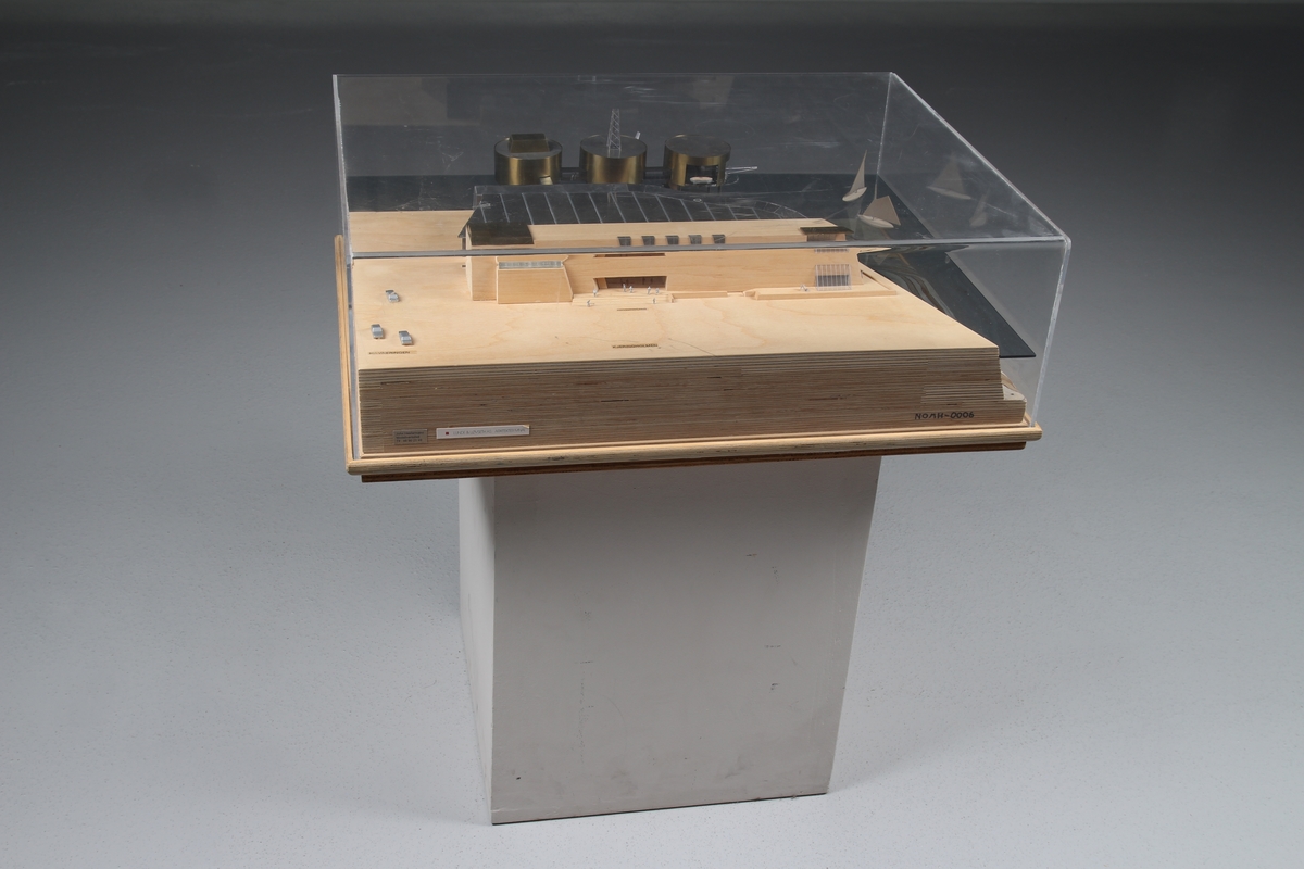Modellen ble laget etter arkitektkonkurransen, men før bygget ble prosjektert. Modellen avviker derfor noe i forhold til slik bygningen til slutt er blitt utformet.

Monteret er 67cm x 52 x 13. Bygningen er 40cm x 17 x 6 uten sylindre i sjøen.
Montert på sokkel 50 cm høy.