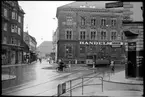 Århus Sporveje, ÅS spårvagn 1 lämnar Lille Torv trafikerar vidare in på Guldsmedsgade.