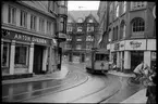 Från lille Torv svänger Århus Sporveje, ÅS spårvagn 2 in på Guldsmedsgade.