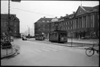 På Banegårdspladsen mot öster står Århus Sporveje, Ås spårvagn 7. Till höger i bild ses Århus Centralstation.