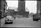 Århus Sporveje, ÅS spårvagn och buss framför domkyrkan vid Store Torv.