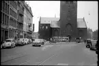 Bilden är tagen vid Store Torv mot Öster om domkyrkan. Framför kyrkan ses Århus Sporveje, ÅS spårvagn och buss.