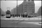 Resenärer till Aktiebolaget Stockholms Spårvägar, SS spårvagnar vid ändhållplatsen på Fridhemsplan.