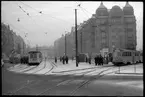 Vid ändhållplatsen på Fridhemsplan på linje 14 mellan Roslagstull - Kornhamnstorg ses resenärer till Aktiebolaget Stockholms Spårvägar, SS spårvagnar.