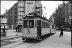 Aktiebolaget Stockholms Spårvägar, SS A11 307 vid hållplats på Fridhemsplan linje 14 mellan Roslagstull - Kornhamnstorg. Konduktören ute till höger om vagnen.