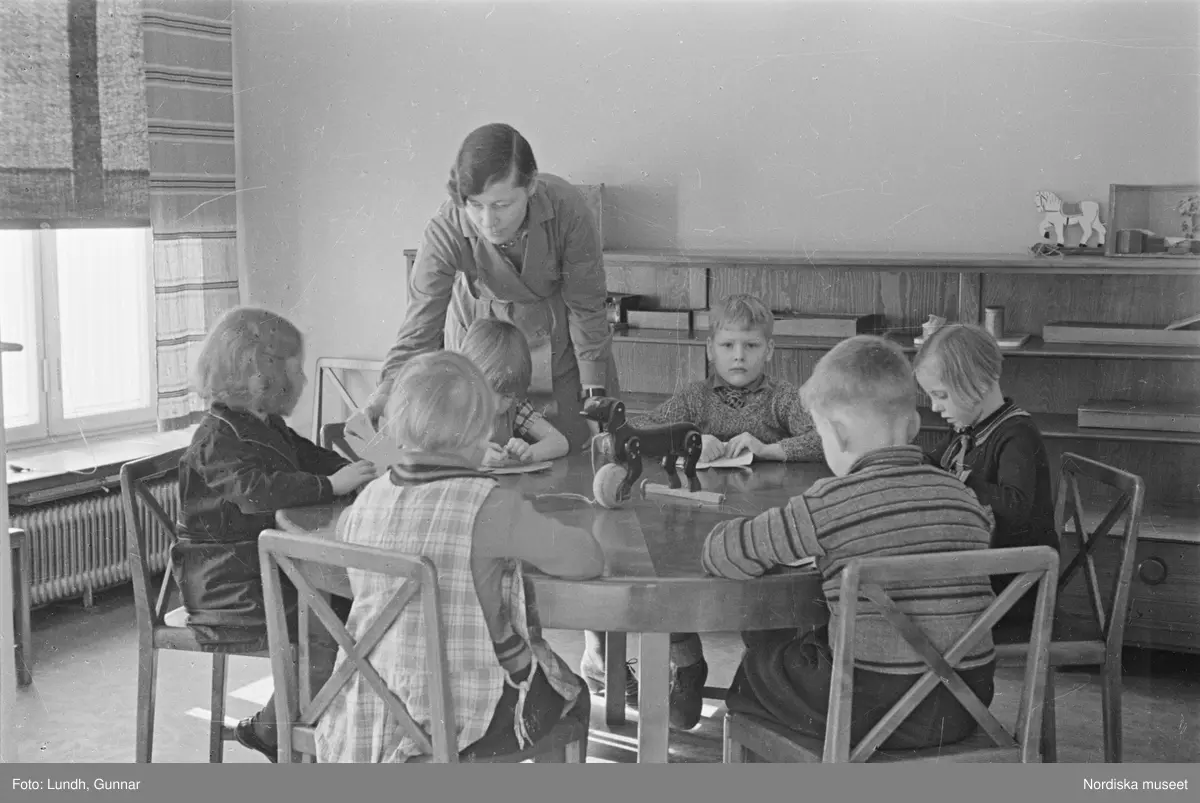 Motiv: H.S.B.-hus vid Kristineberg (HSB);
Möbler på ett lastbilsflak, en grupp män lastar av möbler och bohag utanför ett hyreshus, en kvinna tvättar ett skyltfönster med skylt "Pappershandel", exteriör av hyreshus.

Motiv: H.S.B.s lekstuga vid Fredhäll (HSB);
Barn sitter och ritar och en kvinna instruerar, barn sitter på en soffa, barn vid ett fönster, barn leker, ett barn ligger i en säng.