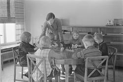 Motiv: H.S.B.-hus vid Kristineberg (HSB);
Möbler på ett last