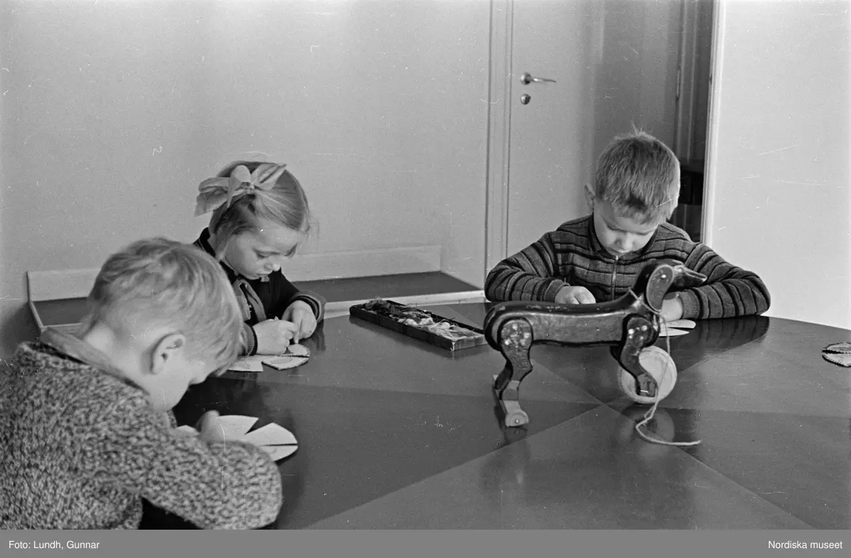 Motiv: H.S.B.-hus vid Kristineberg (HSB);
Möbler på ett lastbilsflak, en grupp män lastar av möbler och bohag utanför ett hyreshus, en kvinna tvättar ett skyltfönster med skylt "Pappershandel", exteriör av hyreshus.

Motiv: H.S.B.s lekstuga vid Fredhäll (HSB);
Barn sitter och ritar och en kvinna instruerar, barn sitter på en soffa, barn vid ett fönster, barn leker, ett barn ligger i en säng.