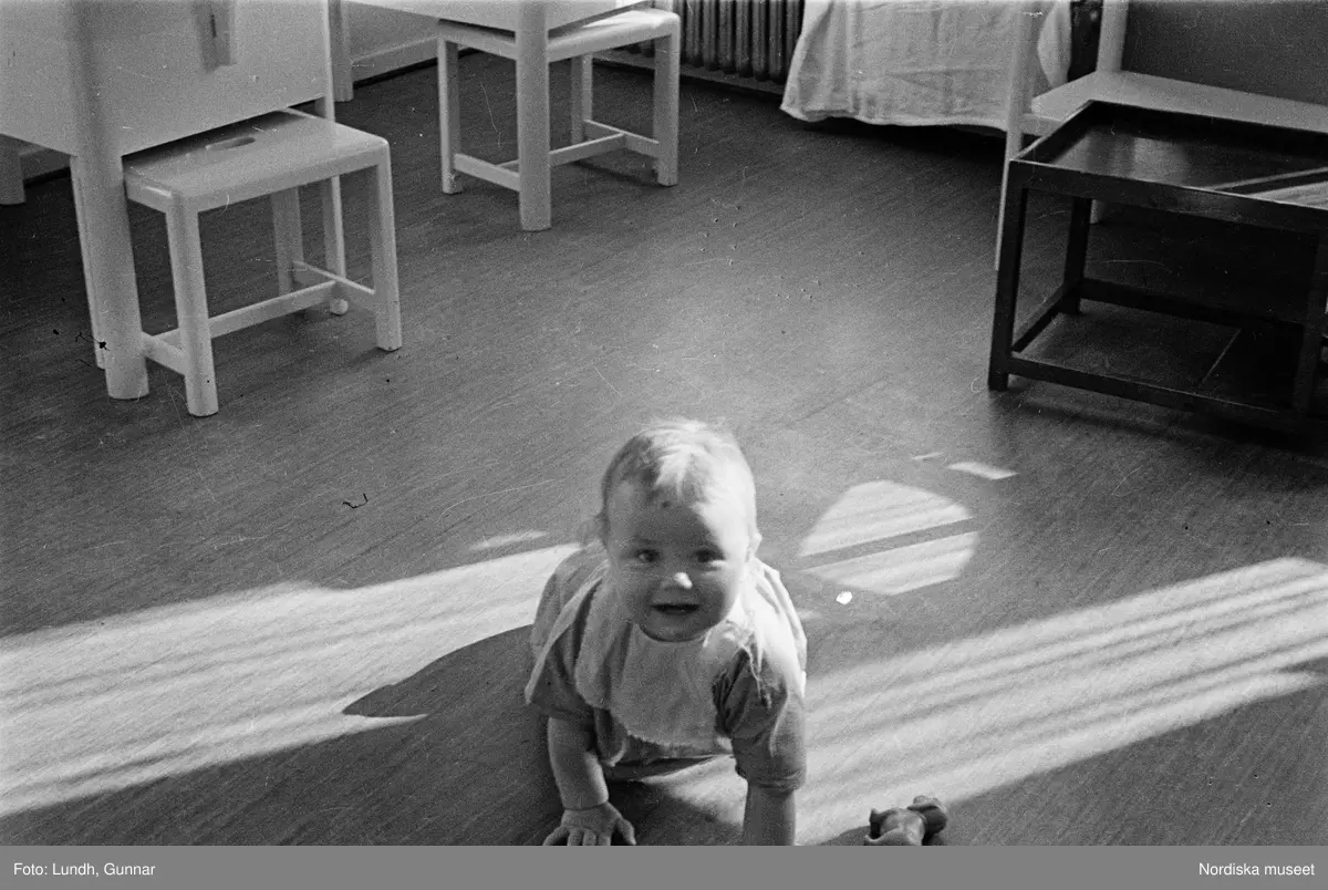 Motiv: H.S.B.s lekstuga vid Fredhäll (HSB);
Ett barn ligger i en säng.

Motiv: H.S.B.s lekstuga vid Fredhäll (HSB);
Ett barn sitter på golvet, en barn sitter i en säng, barn sover i sängar, pojkar spelar kula.

Motiv: H.S.B.s lekstuga på Skeppargat. (gärdet) (Skeppargatan) (HSB);
Porträtt av ett barn, en kvinna och ett barn, ett barn äter.