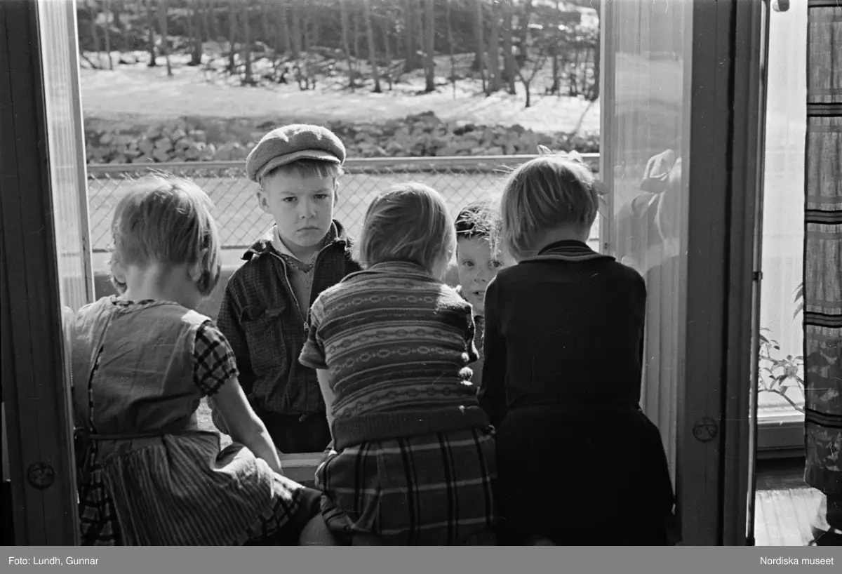 Motiv: H.S.B.-hus vid Kristineberg (HSB);
Möbler på ett lastbilsflak, en grupp män lastar av möbler och bohag utanför ett hyreshus, en kvinna tvättar ett skyltfönster med skylt "Pappershandel", exteriör av hyreshus.

Motiv: H.S.B.s lekstuga vid Fredhäll (HSB);
Barn sitter och ritar och en kvinna instruerar, barn sitter på en soffa, barn vid ett fönster, barn leker, ett barn ligger i en säng.