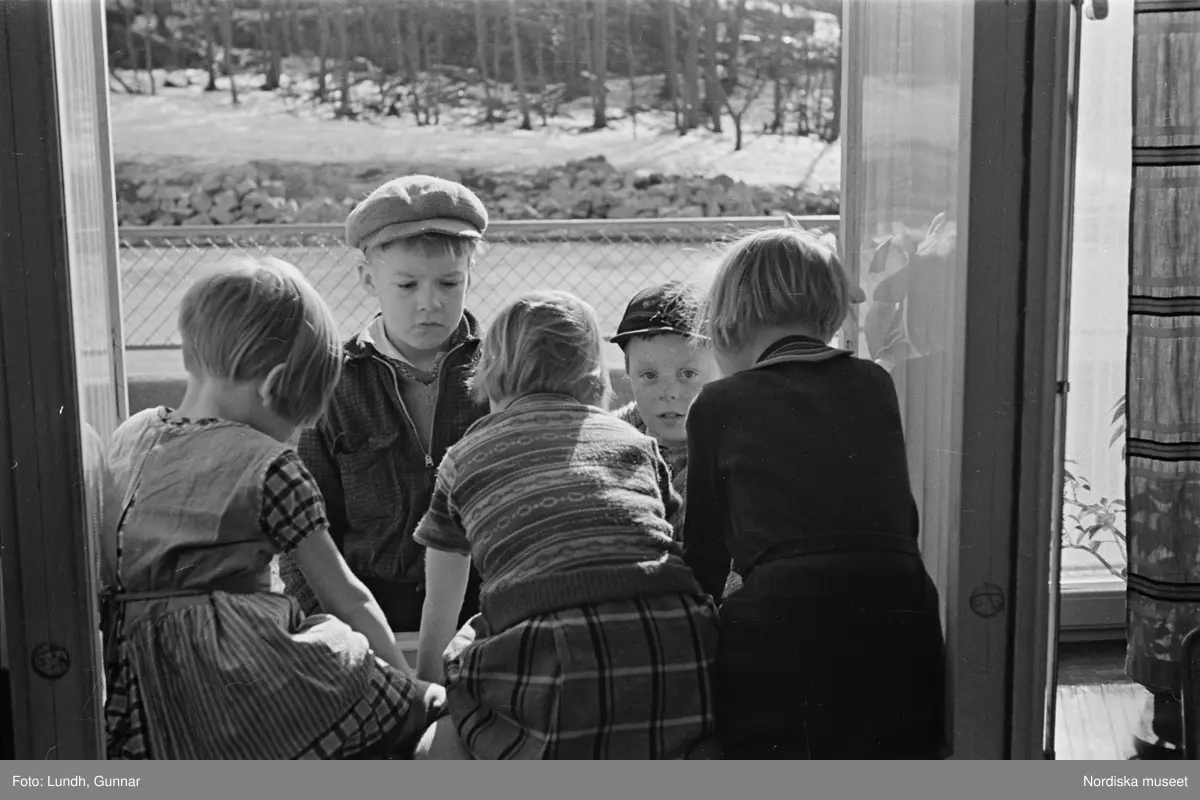 Motiv: H.S.B.-hus vid Kristineberg (HSB);
Möbler på ett lastbilsflak, en grupp män lastar av möbler och bohag utanför ett hyreshus, en kvinna tvättar ett skyltfönster med skylt "Pappershandel", exteriör av hyreshus.

Motiv: H.S.B.s lekstuga vid Fredhäll (HSB);
Barn sitter och ritar och en kvinna instruerar, barn sitter på en soffa, barn vid ett fönster, barn leker, ett barn ligger i en säng.