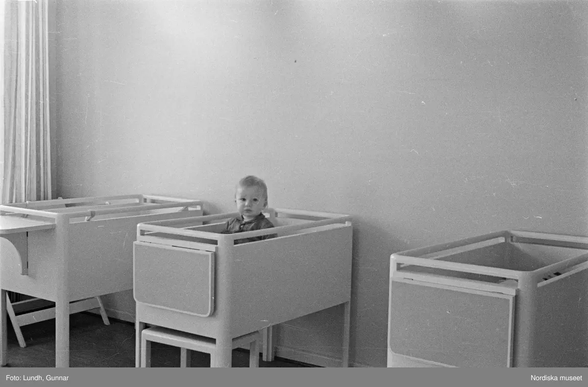 Motiv: H.S.B.s lekstuga vid Fredhäll (HSB);
Ett barn ligger i en säng.

Motiv: H.S.B.s lekstuga vid Fredhäll (HSB);
Ett barn sitter på golvet, en barn sitter i en säng, barn sover i sängar, pojkar spelar kula.

Motiv: H.S.B.s lekstuga på Skeppargat. (gärdet) (Skeppargatan) (HSB);
Porträtt av ett barn, en kvinna och ett barn, ett barn äter.