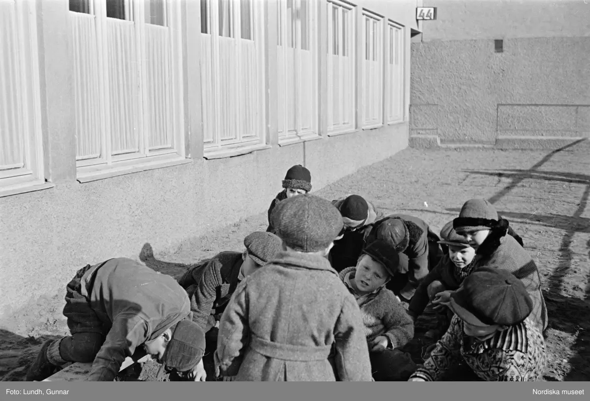 Motiv: H.S.B.-hus vid Kristineberg (HSB);
Möbler på ett lastbilsflak, en grupp män lastar av möbler och bohag utanför ett hyreshus, en kvinna tvättar ett skyltfönster med skylt "Pappershandel", exteriör av hyreshus.

Motiv: H.S.B.s lekstuga vid Fredhäll (HSB);
Barn sitter och ritar och en kvinna instruerar, barn sitter på en soffa, barn vid ett fönster, barn leker, ett barn ligger i en säng.