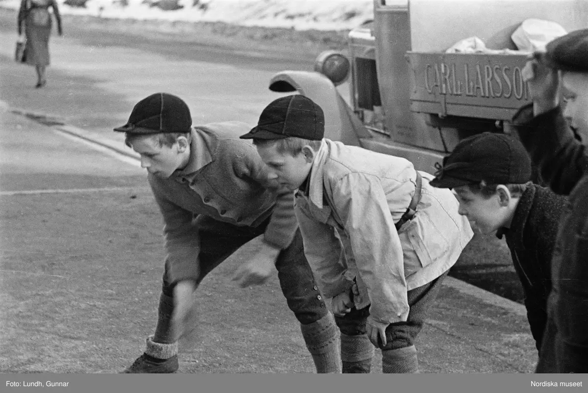Motiv: H.S.B.s lekstuga vid Fredhäll (HSB);
Ett barn ligger i en säng.

Motiv: H.S.B.s lekstuga vid Fredhäll (HSB);
Ett barn sitter på golvet, en barn sitter i en säng, barn sover i sängar, pojkar spelar kula.

Motiv: H.S.B.s lekstuga på Skeppargat. (gärdet) (Skeppargatan) (HSB);
Porträtt av ett barn, en kvinna och ett barn, ett barn äter.