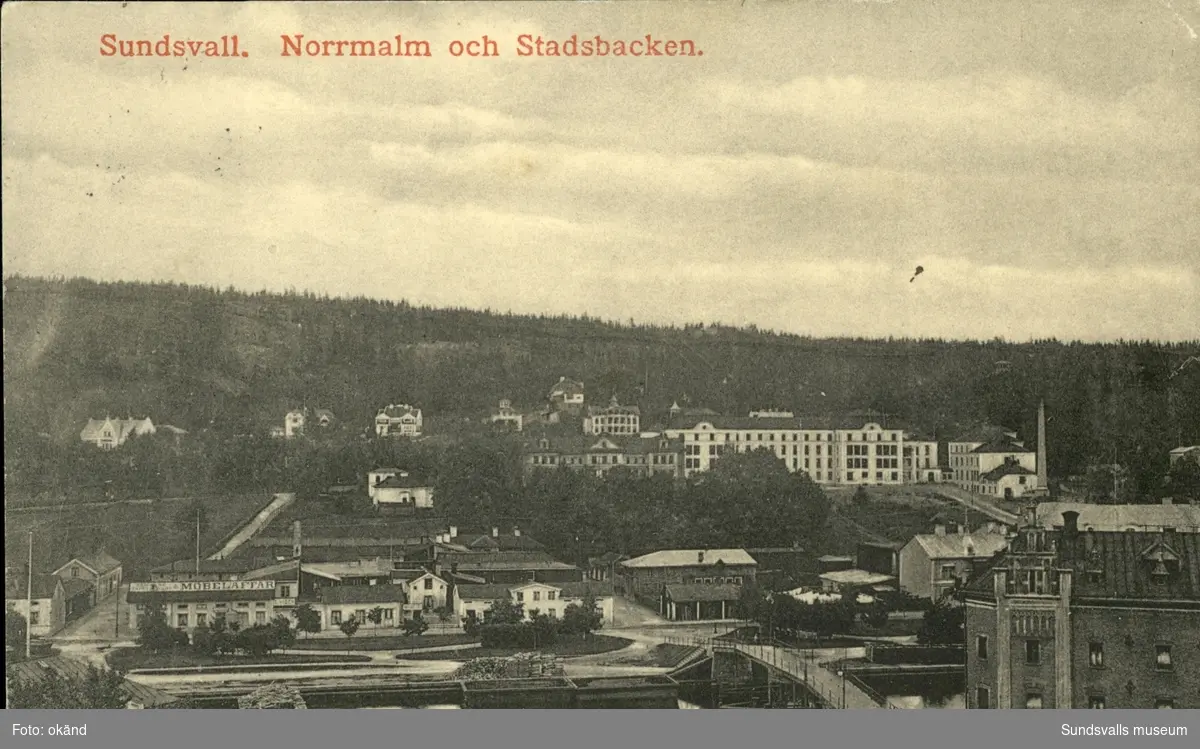 Vykort med motiv över Norrmalm och Stadsbacken i Sundsvall.