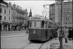 Malmö Stads Spårvägar, MSS H 43 med resande vid hållplats på Gustav Adolfs torg, linje 4E mot Erikslust.