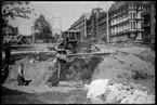 En schaktmaskin i arbete för att färdigställa en viadukt mellan Stadshusbron och Tegelbacken i Stockholm.