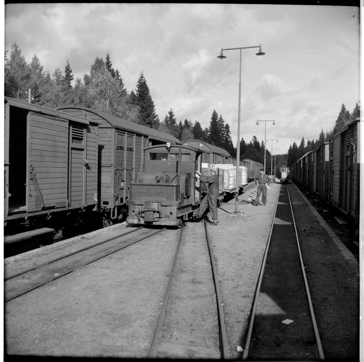 Vid trafikplats Käppsta under Gyttorps järnvägsstation. Lokomotor 7, kopplad med tre lastade godsvagnar med explosiv vara.