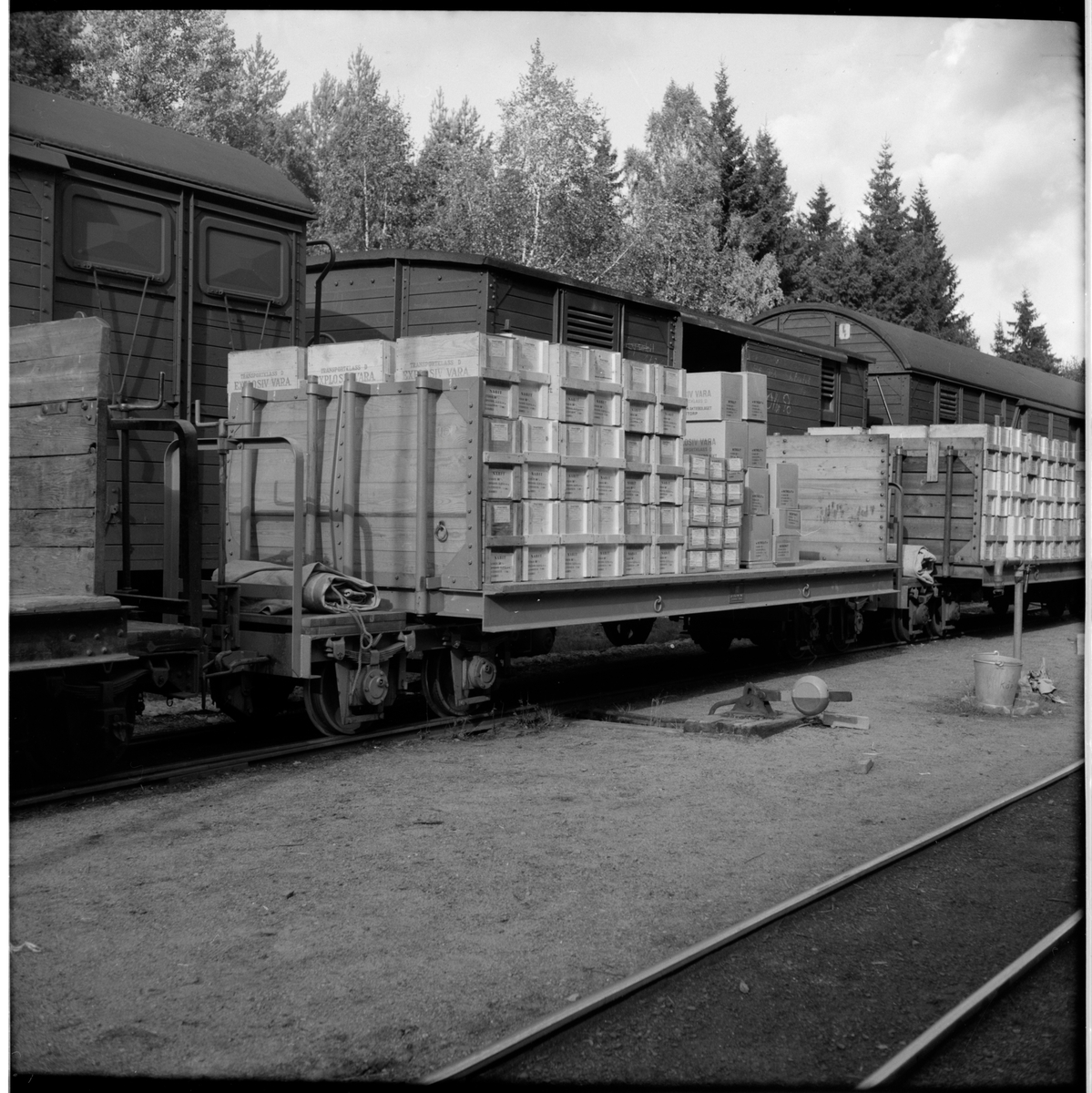 Vid trafikplats Käppsta under Gyttorps järnvägsstation. Godsvagnar lastade med lådor innehållande explosiv vara.