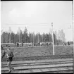 Fotografer på bangården och på banvallen vid bussarna.