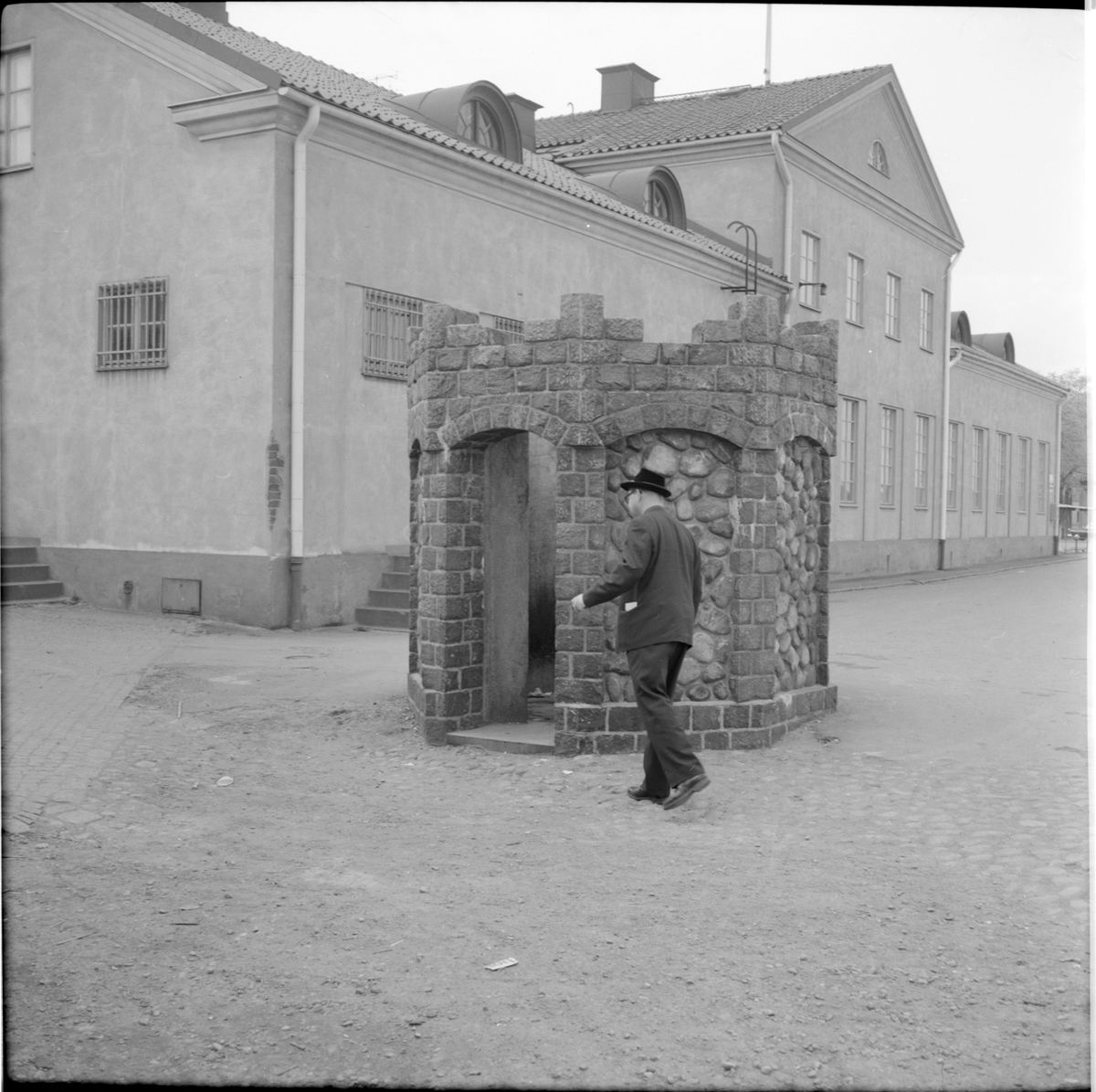 Man utanför pissoar och tullhuset i Västervik.