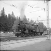 Vid Dalgränsen station ses Statens Järnvägar, SJ B 1695.