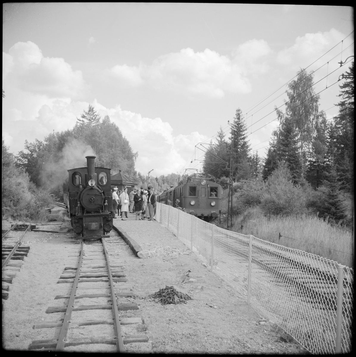 Resande till Museijärnvägen, Östra Södermanlands Järnväg, ÖSlJ vid Läggesta Östra station med lok 2 "Lotta" på sträckan Läggesta - Mariefred. På spåret bredvid, ses Statens Järnvägar, SJ D 538