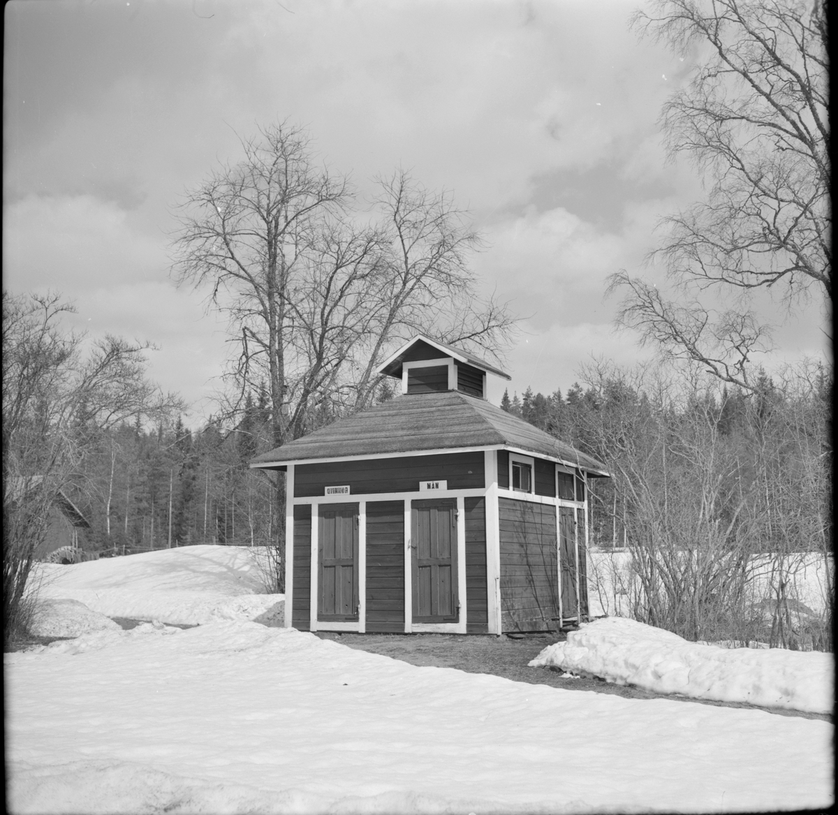 Toalettbyggnad vid Gravendal station.