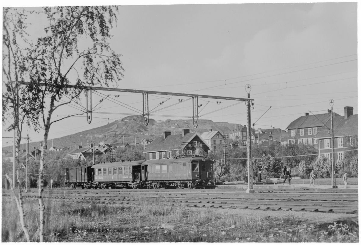 Statens Järnvägar, SJ motorvagnståg. Motorvagnen är SJ X3a/CF1 201. Fotot är taget i Kiruna.