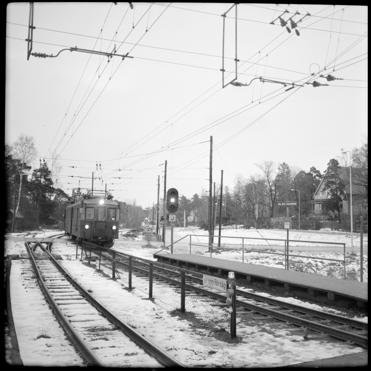 Motorvagn på ingång till hållplats Djursholm - Ösby i Stockholm.