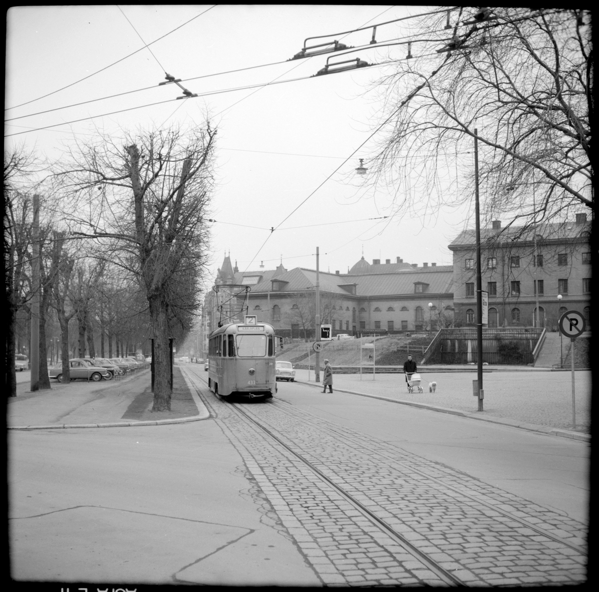 Aktiebolaget Stockholms Spårvägar, SS A25 433 "mustang" linje 2 Fredhäll - Karlaplan i trafik på Narvavägen vid Statens historiska museum.