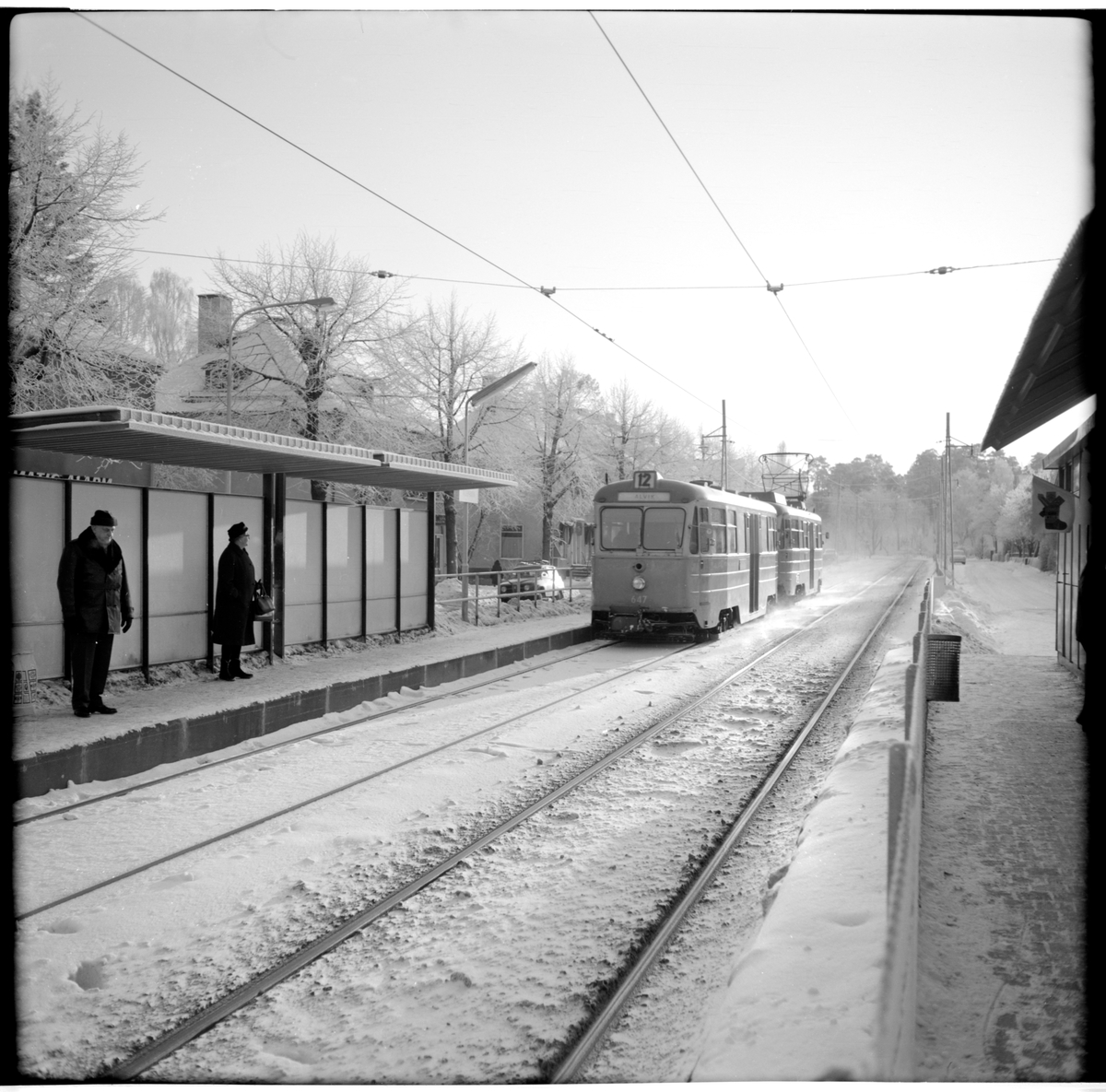 Aktiebolaget Stockholms Spårvägar, SS B24 647 "ängbyvagn" linje 12 Tegelbacken - Äppelviken lämnar hållplatsen på väg mot Alvik.