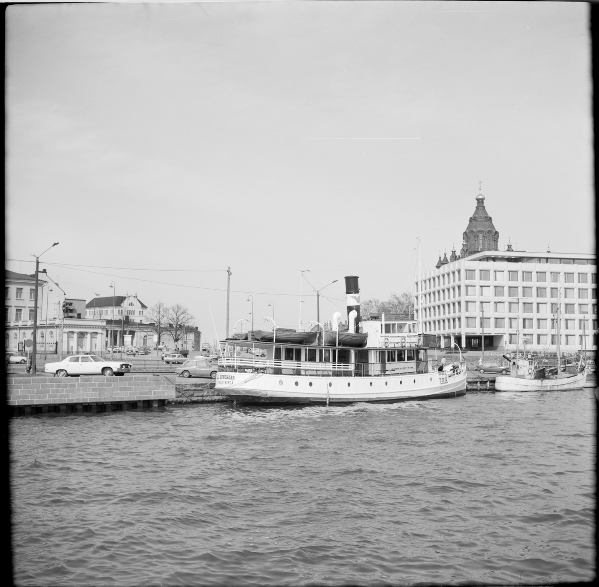 Helsingfors stads trafikverk, HST färja vid kajen på Skatudden.