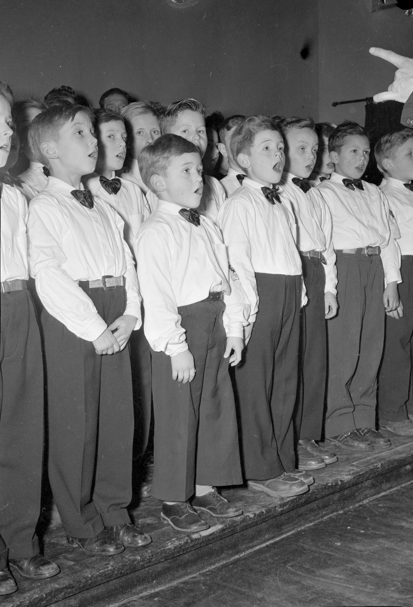 Juletrefest for sjøfolk i Bakklandets menighetshus. Lademoen kirkes guttekor