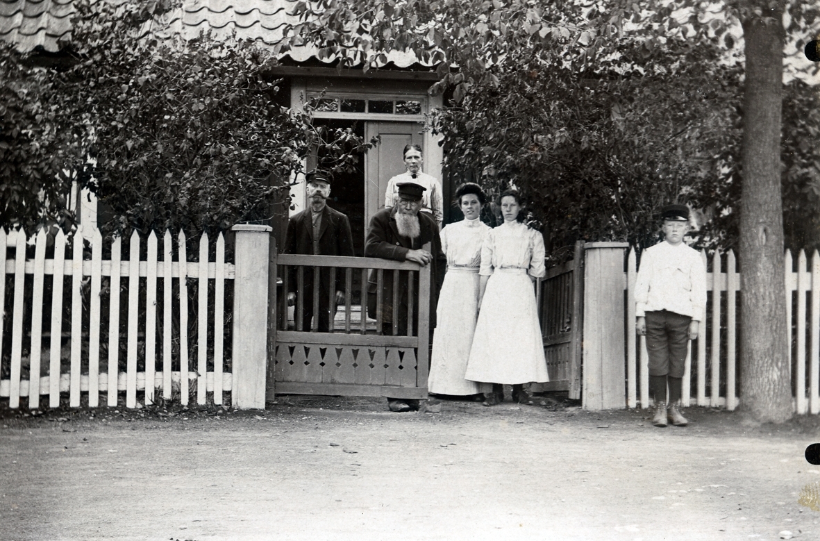 Skeppare Johan Rundgren med familj samlade vid bostaden på Kuggås i Mönsterås.