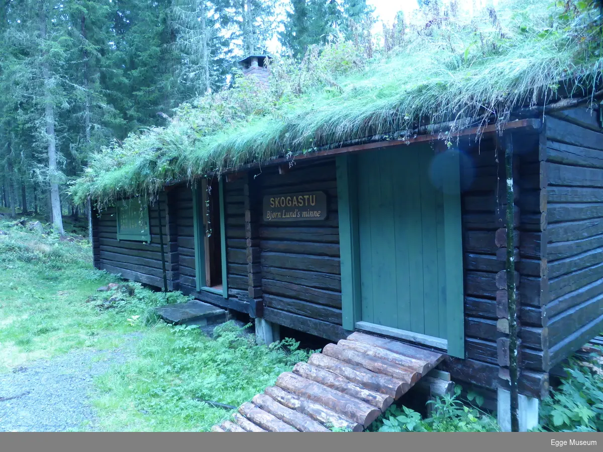 Laftet tømmerbygning av gran. 2 dører. Ei med låskasse, og ei med slå på innsida. 6 vinduer.